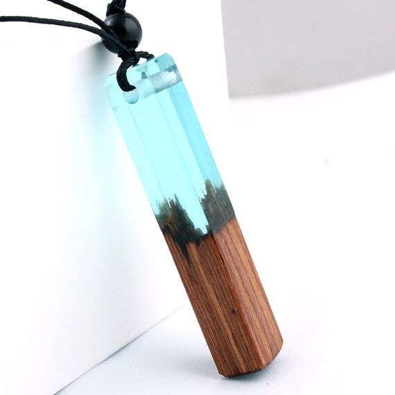 Pendentif en bois et résine bleu ciel sur cordon noir