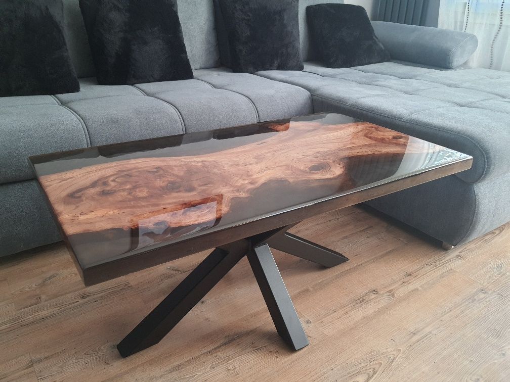 Table basse en bois et résine fumée sur piètement araignée noir