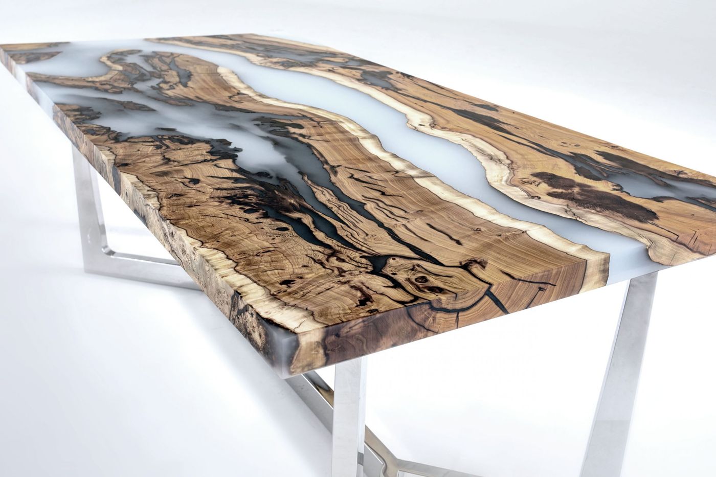 Table rivière en orme et résine blanche opaque, piètement en acier chromé