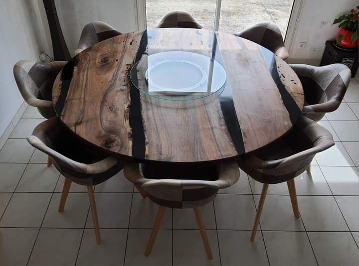 Table ronde en noyer avec rivières de résine noire et plateau tournant en verre